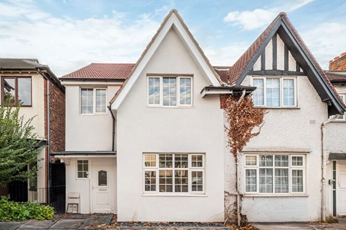 4 Bedroom Semi Detached House To Rent In Sandringham Road, Golders Green, NW11