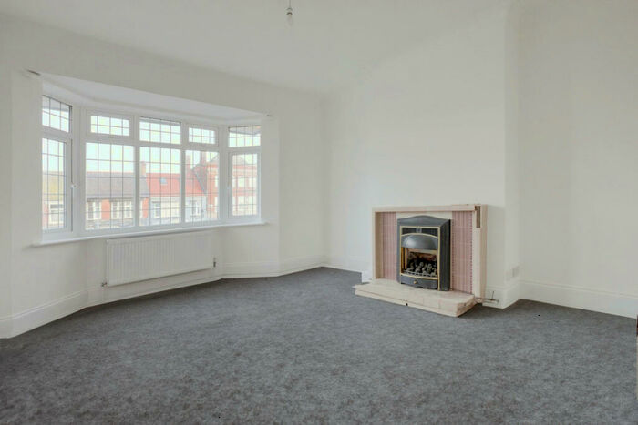 2 Bedroom Flat To Rent In London Road, Leigh-on-sea, SS9