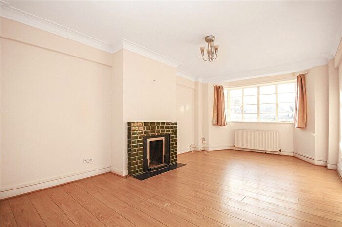 3 Bedroom Flat To Rent In Streatham High Road, London, SW16