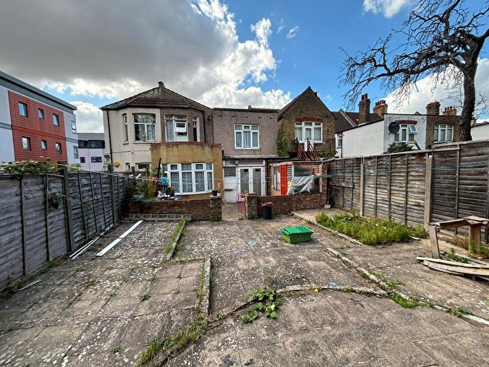 2 Bedroom Flat To Rent In Park Avenue, Barking, IG11
