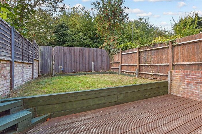 1 Bedroom Flat For Sale In Pixton Way, Forestdale, Croydon, Surrey, CR0