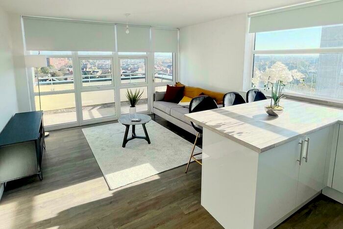 3 Bedroom Flat To Rent In Oldham Road, Manchester, Greater Manchester, M40