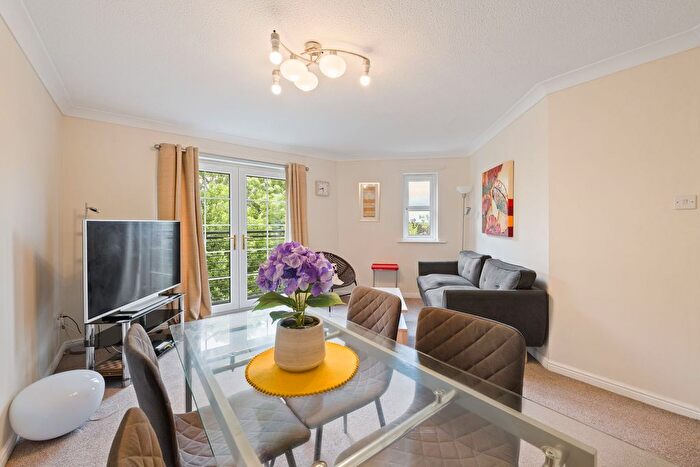 3 Bedroom Flat For Sale In Canavan Court, Falkirk, FK2