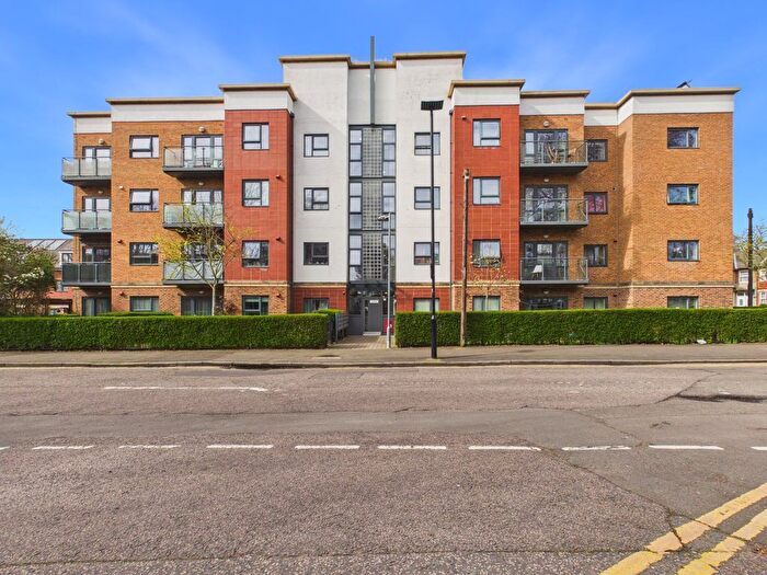 2 Bedroom Flat For Sale In Elmwood Avenue, Feltham, TW13