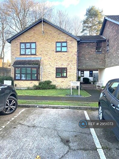 1 Bedroom Flat To Rent In Hamilton Court, Leatherhead, KT23