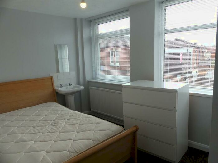 5 Bedroom Detached House To Rent In Holt Road, The Polygon, SO15