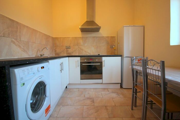 1 Bedroom Flat To Rent In Empress Avenue, Ilford, Essex, IG1