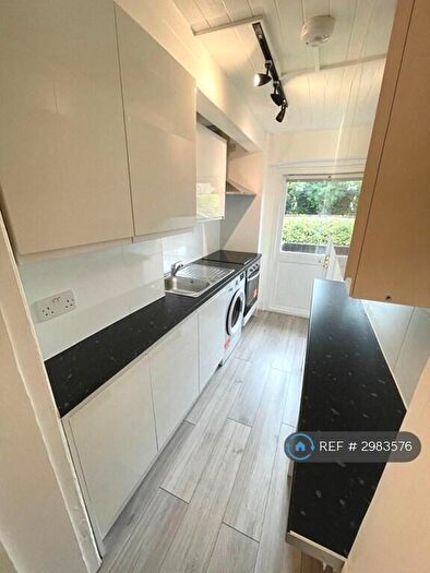Studio To Rent In Woodside Road, Sutton, SM1
