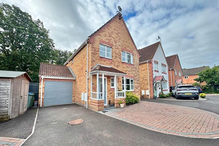 3 Bedroom Link Detached House For Sale In John Bunyan Close, Whiteley, PO15
