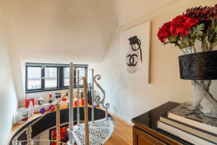 1 Bedroom Flat To Rent In Kensington Court Mews, London, W8