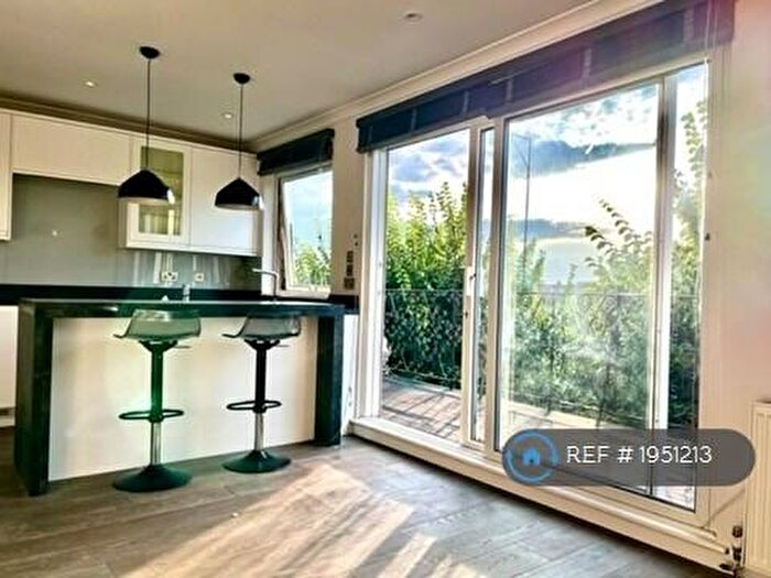 2 Bedroom Flat To Rent In St Aubyns, Hove, BN3