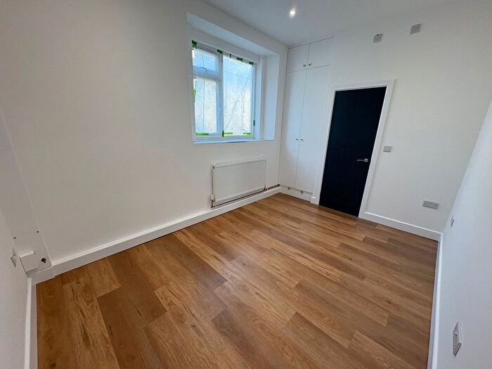 2 Bedroom Flat To Rent In Neath Road, Swansea, SA1