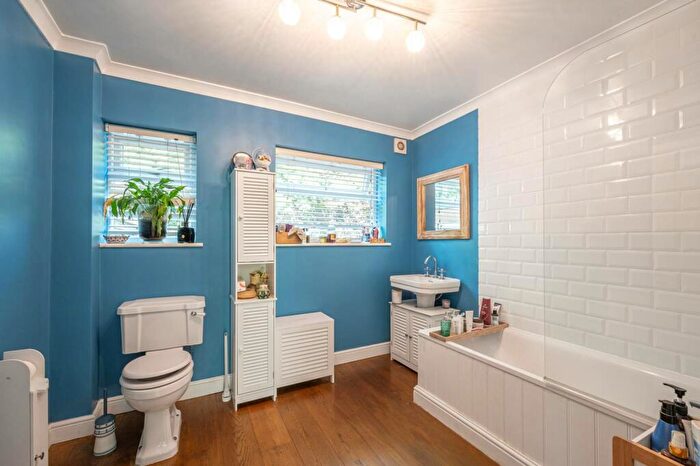 2 Bedroom Flat For Sale In Sunrise View, Mill Hill, London, NW7