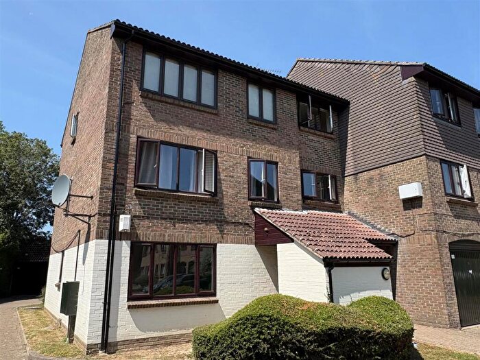 2 Bedroom Apartment For Sale In Connaught Gardens, RH10