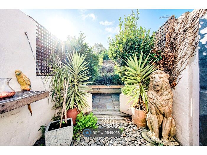 2 Bedroom Detached House To Rent In Combermere Road, London, SW9