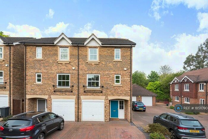 3 Bedroom Semi-Detached House To Rent In Bridgelands Close, Beckenham, BR3