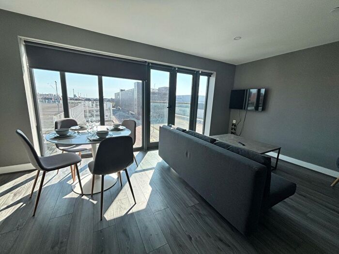 2 Bedroom Flat To Rent In Apartment Dockside, Keel Wharf, L3