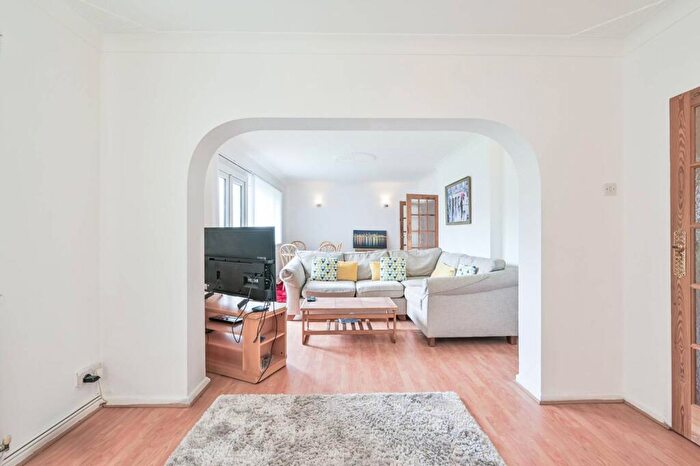 2 Bedroom Flat For Sale In Great North Way, Hendon, London, NW4