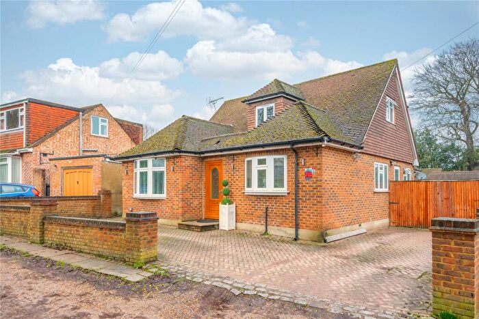 5 Bedroom Detached House For Sale In Ongar Close, Addlestone, Surrey, KT15