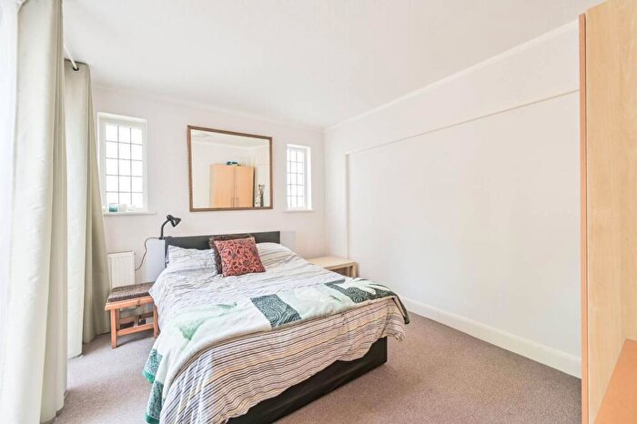 4 Bedroom Semi-Detached House To Rent In Holders Hill Gardens, Holders Hill, London, NW4