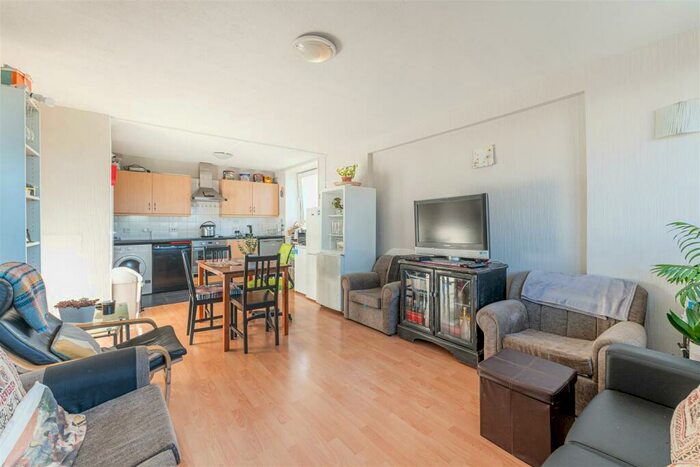 2 Bedroom Flat To Rent In The Quarterdeck, London, E14