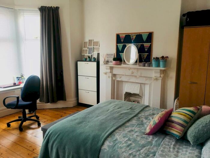 5 Bedroom House To Rent In Mackintosh Place, Roath, Cardiff, CF24