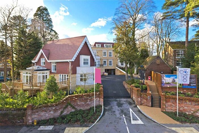 3 Bedroom Detached House To Rent In Ridgewood, Weybridge, KT13