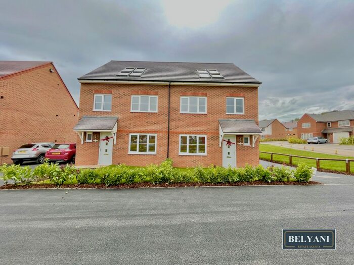 4 Bedroom Semi-Detached House To Rent In Garrett Meadow Tyldesley, Manchester, M29