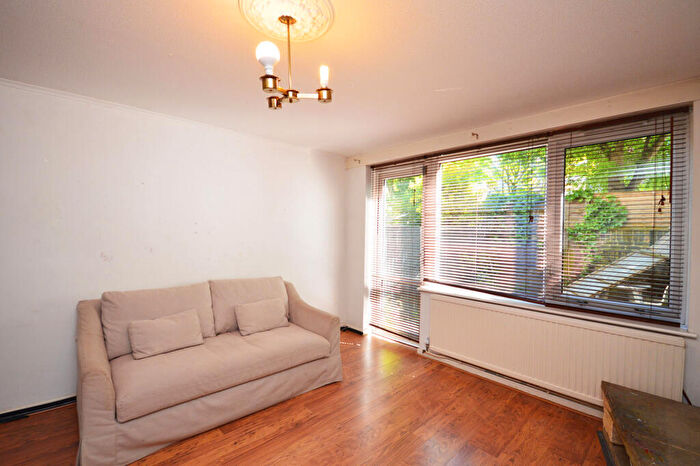 2 Bedroom Maisonette To Rent In Landon Walk, Canary Wharf, E14