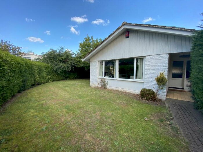 3 Bedroom Bungalow To Rent In Carleton Close, Esher, Surrey, KT10