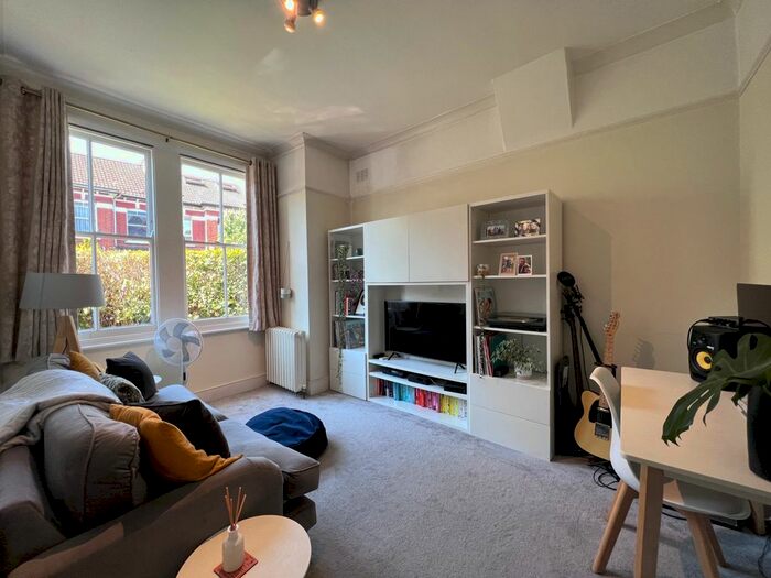 1 Bedroom Flat To Rent In Cargill Road, Earlsfield, South-West London, SW18