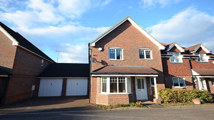 3 Bedroom Semi-Detached House To Rent In Heather Hill Close, Earley, Reading, RG6