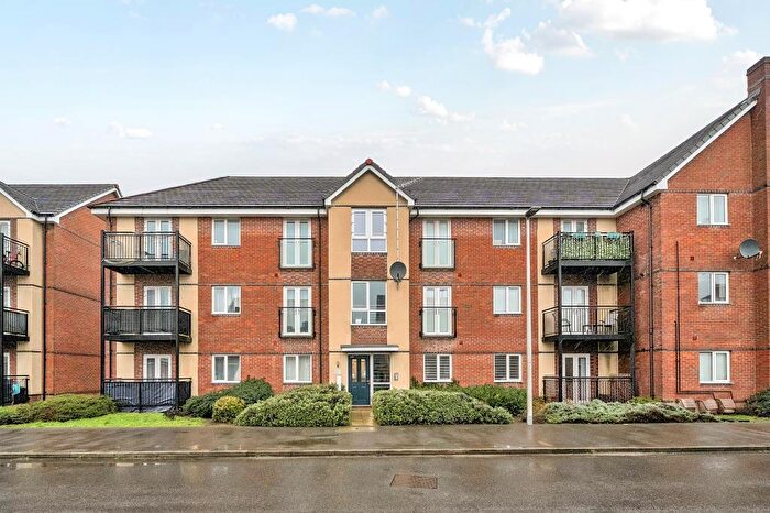 2 Bedroom Flat For Sale In Fullbrook Avenue, Reading, Berkshire, RG7
