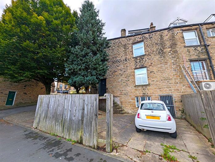 2 Bedroom Flat To Rent In The Green, Idle, Bradford, BD10