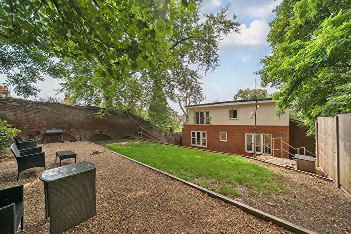 2 Bedroom Flat For Sale In Archway Road, London, N19