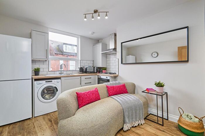 2 Bedroom Flat To Rent In Delph Lane, Leeds, LS6