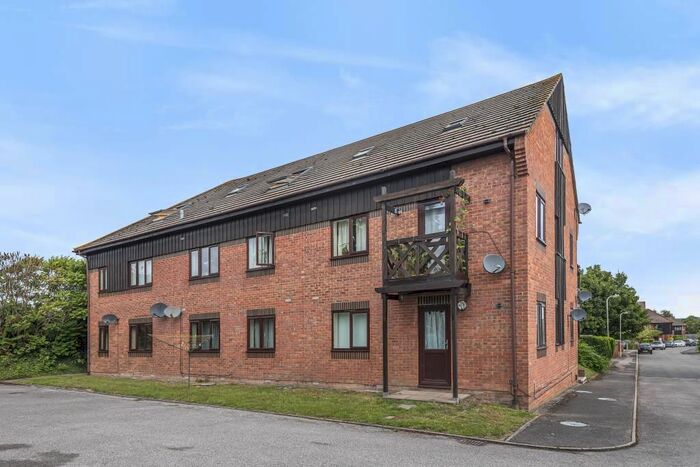 2 Bedroom Flat To Rent In Roebuck Court, Didcot, OX11