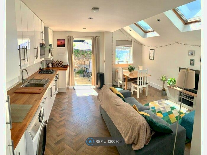 2 Bedroom Flat To Rent In Cobbold Road, London, W12