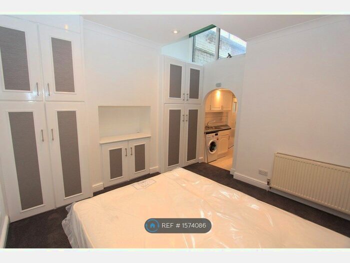 Studio To Rent In Belsize Park, London, NW3