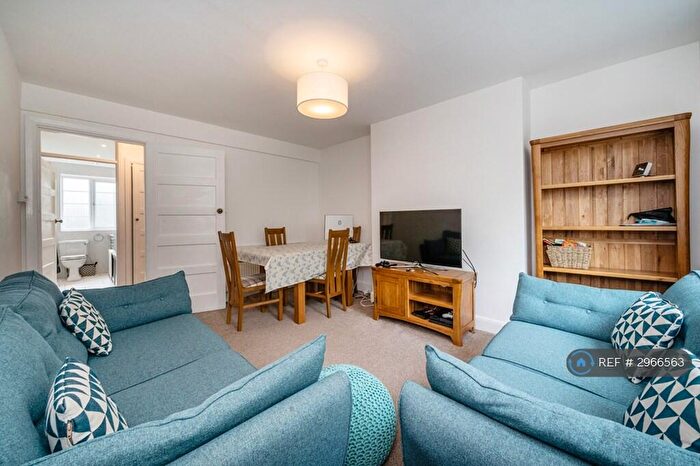 2 Bedroom Flat To Rent In Kenneth Court, London, SE11