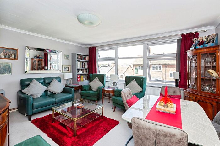 2 Bedroom Flat For Sale In Chestnut Avenue North, London, E17