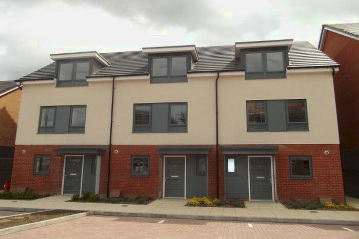 3 Bedroom Property To Rent In Padworth Avenue, Reading, RG2