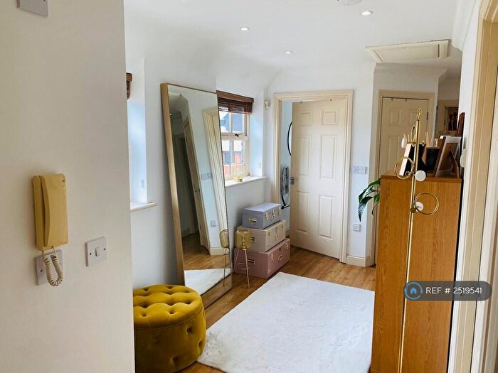 2 Bedroom Flat To Rent In Islington Grove, Monkston Park, Milton Keynes, MK10