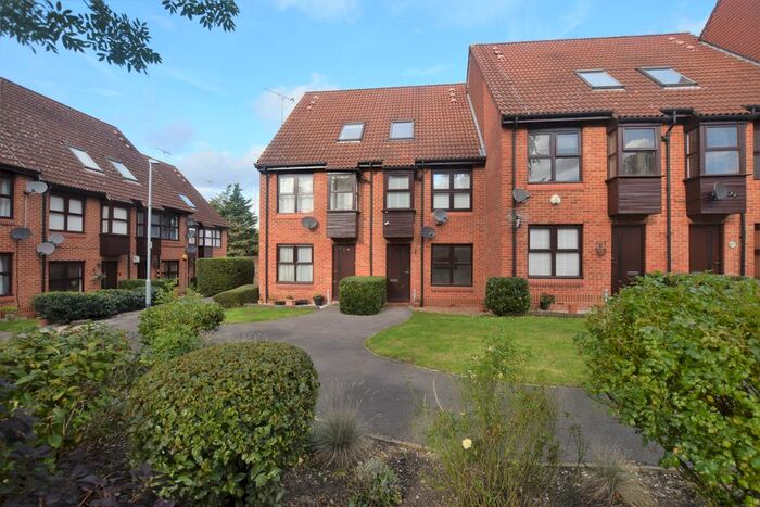 1 Bedroom Flat To Rent In Chapelmount Road, Woodford Green IG8