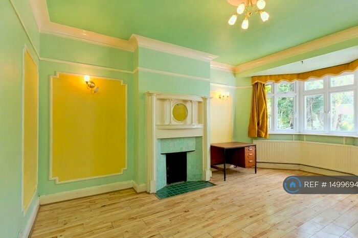 2 Bedroom Flat To Rent In A, London, NW2