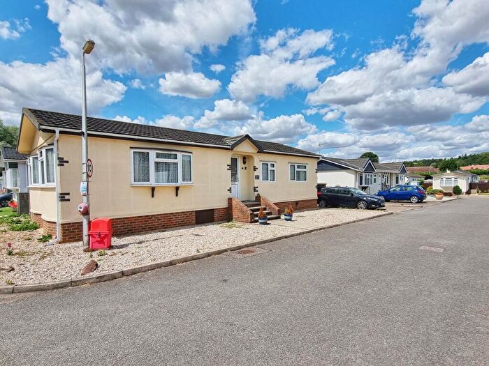 2 Bedroom Park Home For Sale In Almond Crescent, Maulden, Bedfordshire, MK45