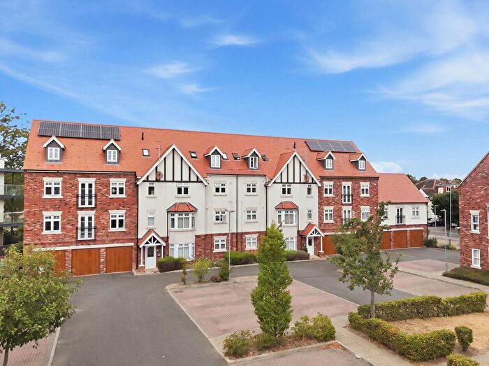 1 Bedroom Flat For Sale In Albany Court, Leigh-On-Sea, SS9