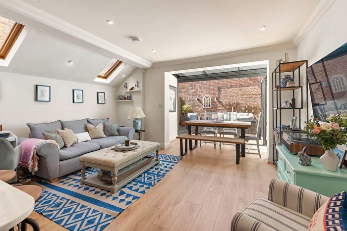 2 Bedroom Flat To Rent In Stephendale Road, London, SW6