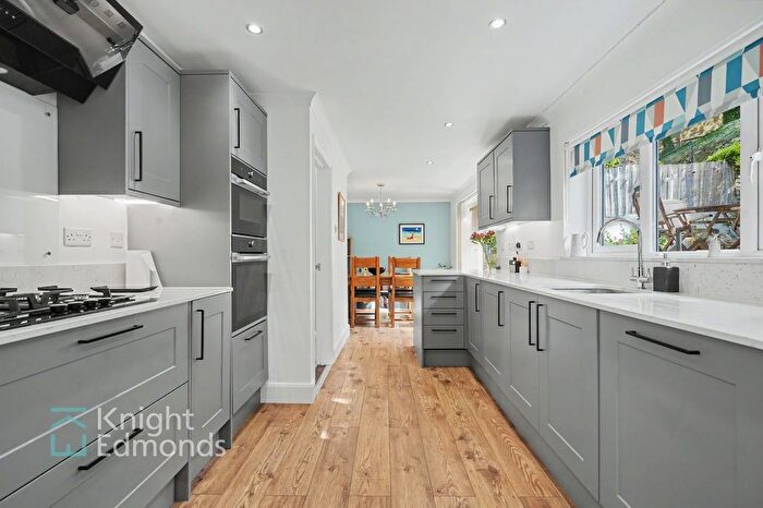 3 Bedroom Semi-detached House For Sale In Chapman Avenue, Maidstone, ME15