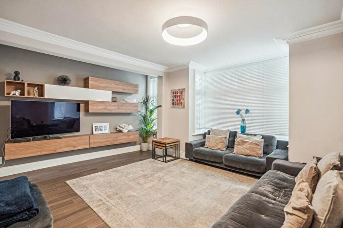 4 Bedroom Detached House For Sale In Beaconsfield Road, Farnham Common, Slough, SL2
